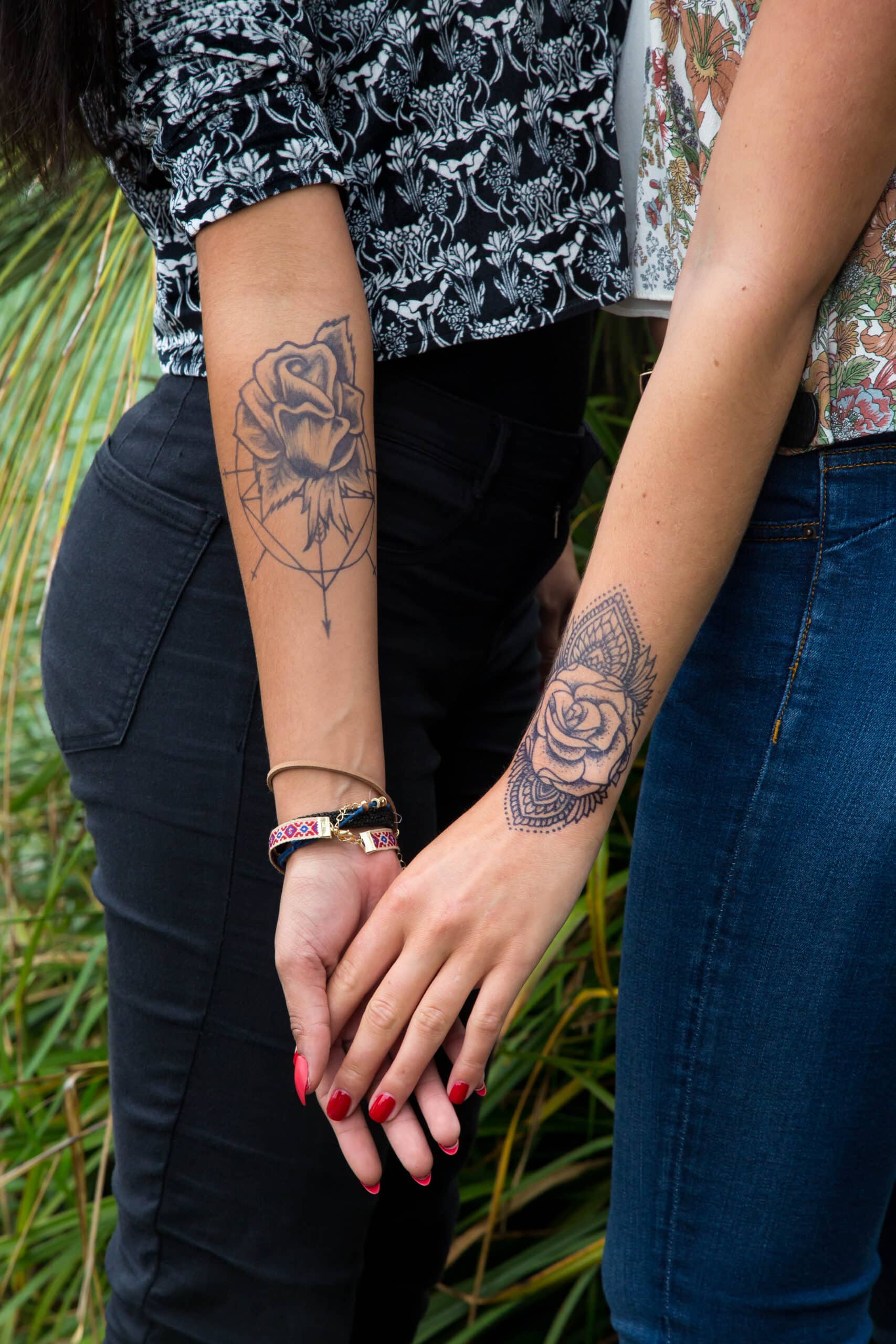 Deux tatouages éphémères au jagua sur les avant-bras, motifs floraux et géométriques, rendu proche d’un tatouage permanent