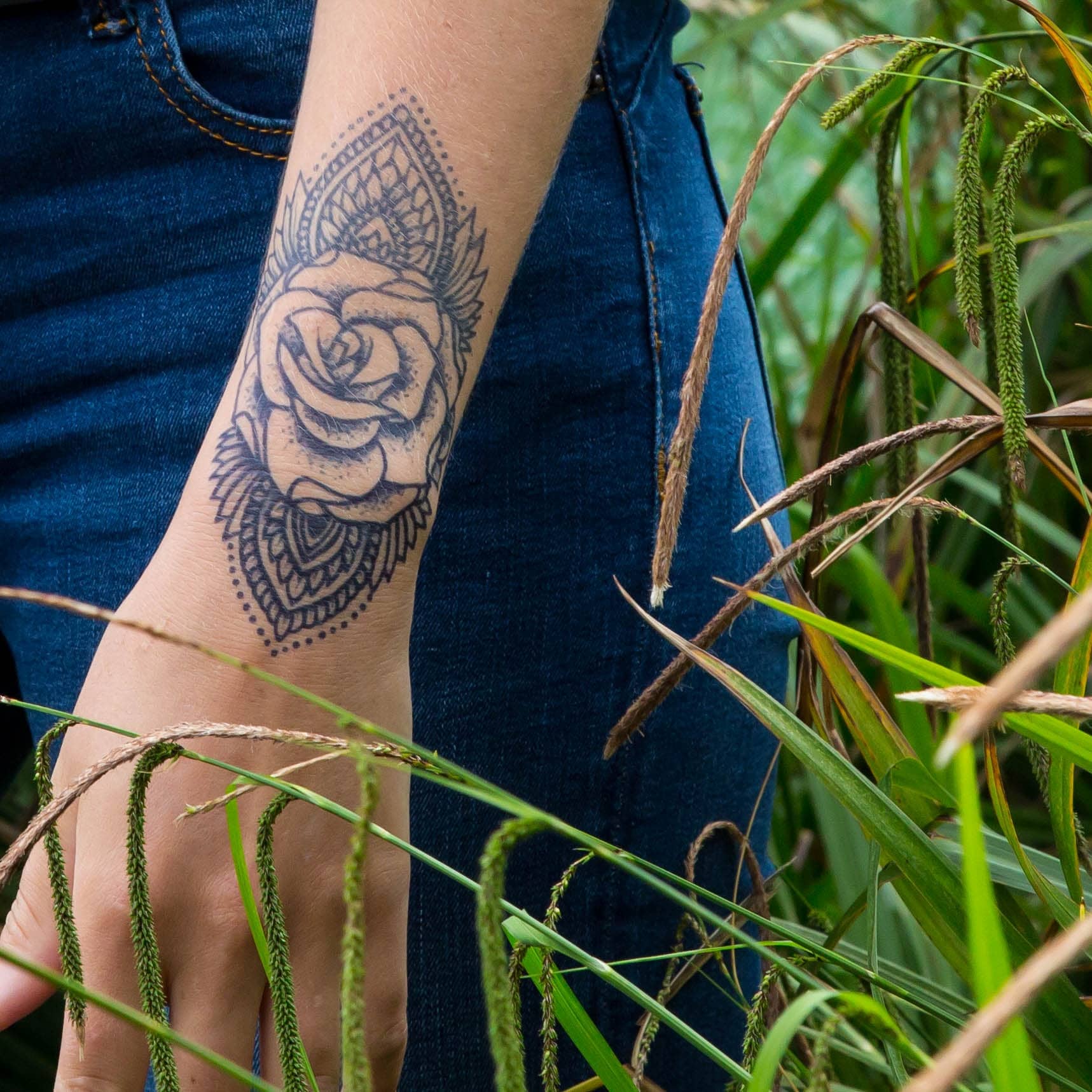 Tatouage éphémère au jagua sur l’avant-bras, motif rose ornementale, rendu proche d’un tatouage permanent