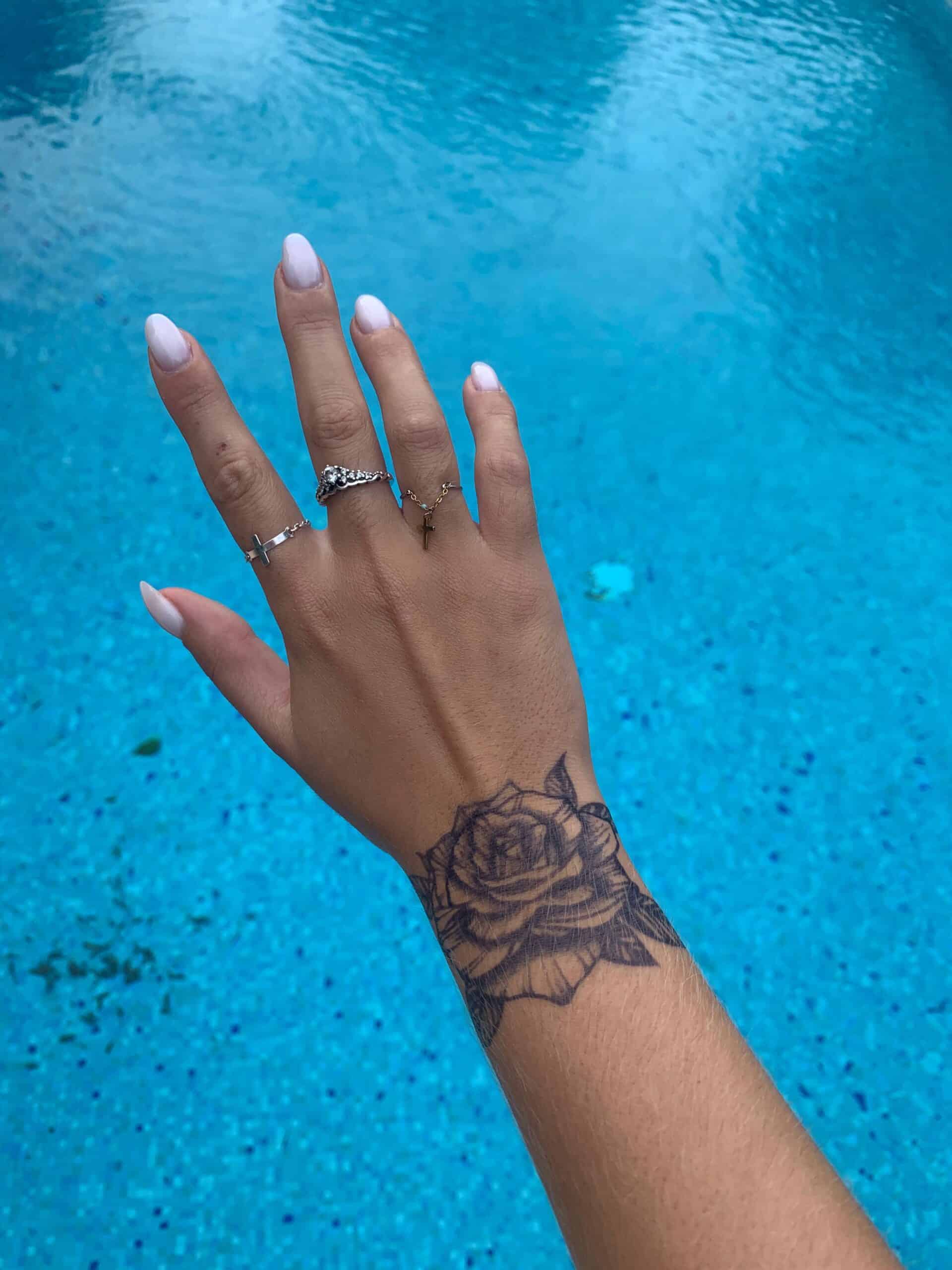Tatouage éphémère au jagua rose sur le poignet