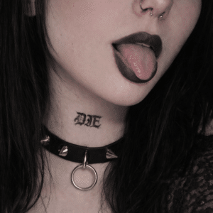 Tatouage éphémère au jagua d’une écriture gothique réalisé avec un pochoir, rendu bleu-noir naturel sur la peau