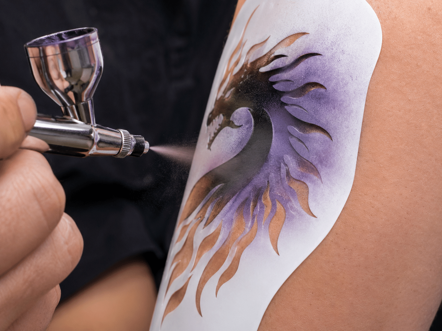 Tatouage éphémère à l’aérographe avec pochoir