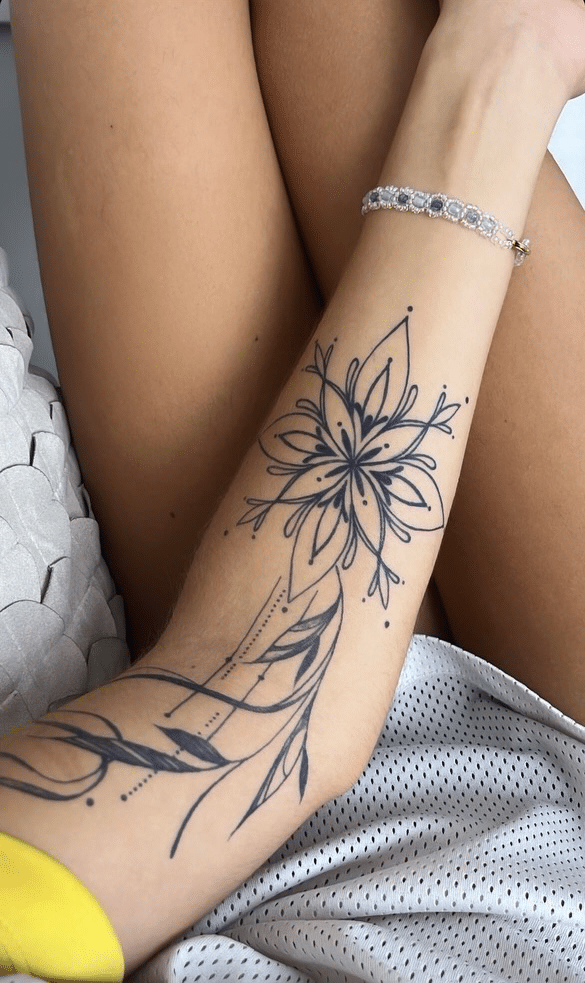Tatouage éphémère au jagua motif floral fine line sur le bras