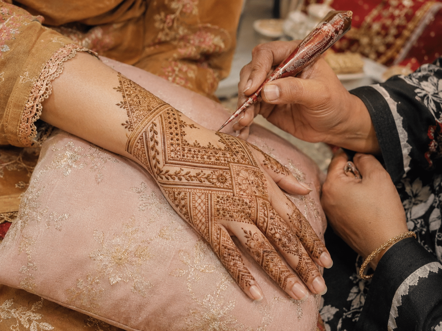 Tatouage éphémère au henné naturel sur la main