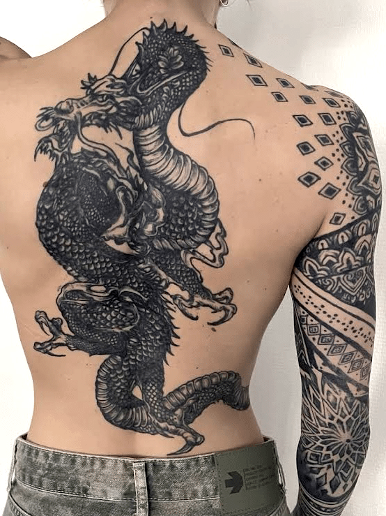 Tatouage éphémère au jagua dragon dans le dos